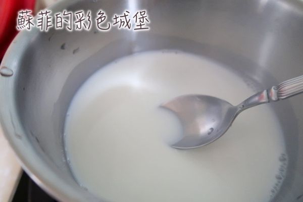 製作麻糬:
將糖加入一半的牛奶和油，小火加熱溶解後，即可關火。
