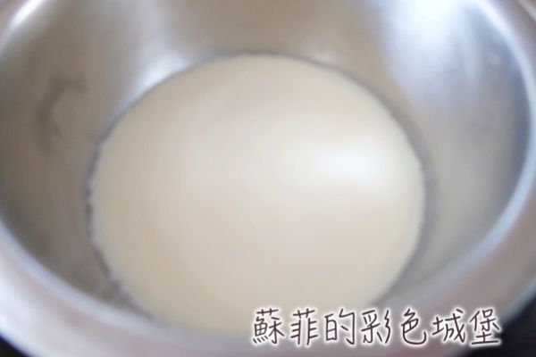 加入剩餘牛奶降低溫度，再加入糯米粉和玉米粉混合攪拌均勻，放入電鍋中蒸(外鍋要放1杯量米杯的水)。