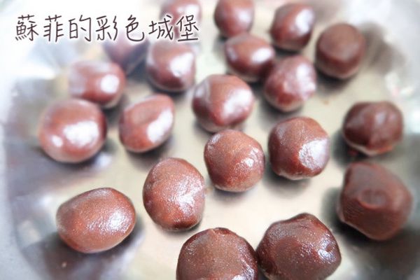 烏豆沙分成20等份搓圓，每一個約20g。