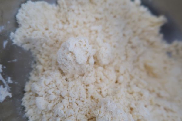 製作油皮：
均勻混合糖粉和中筋麵，加入無水奶油中搓成小顆粒狀。