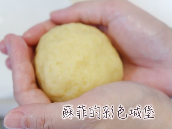 製作油酥：
均勻混合無水奶油和低筋麵粉，搓揉成為一個麵糰。