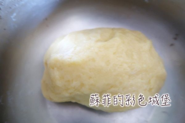 慢慢加入水到麵糰，混合均勻，揉至光滑成糰狀，密封靜置約30分鐘。