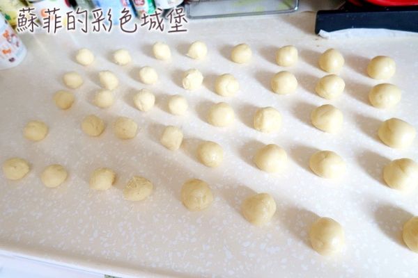 終於到了可以組合的步驟了:
將醒置好的油皮和冷藏好的油酥各分成20等份,搓圓備用。