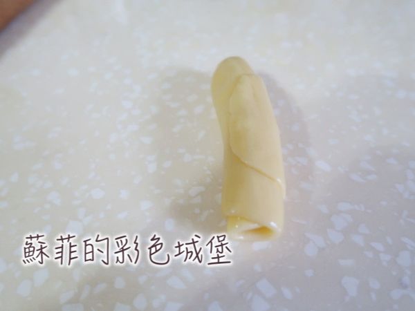 將包好的麵糰稍微壓一下橄成橢圓形薄片,光滑面在下,力道輕柔捲成長圓柱體狀,收口在下,蓋上保鮮膜讓麵團靜置10~15分鐘。