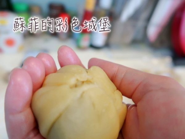 將麵糰收口慢慢向內小心捏緊,輕柔整型成一個圓形。