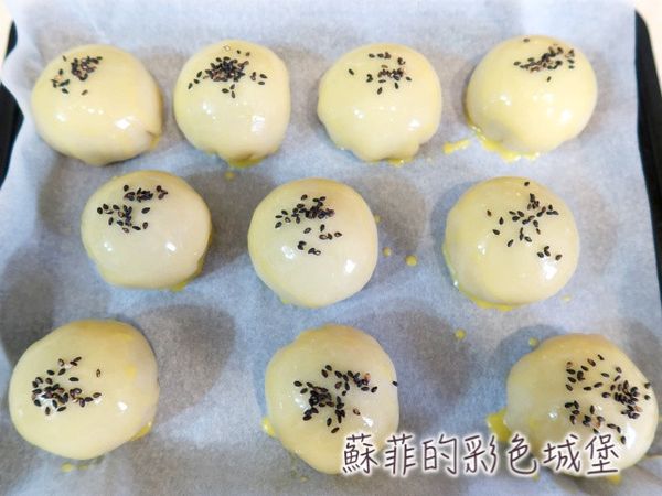 進烤箱前在表面刷上2次蛋液（蛋黃1個+5g 牛奶），等第一次略乾後再刷第二層，若有剩餘的蛋液可以在烘過程時再塗上（要小心，不要被燙到了！），灑上些黑芝麻。