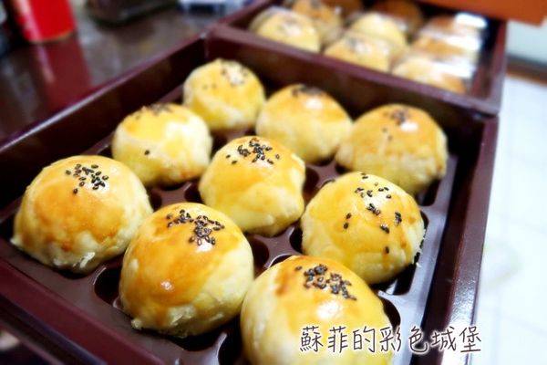 烤箱預熱至170度c，烘烤30分鐘上下，只要蛋黃酥表皮呈現金黃色，整個廚房都充滿香氣，鴛鴦蛋黃酥就完成了。（好棒好棒！擊掌！！！）