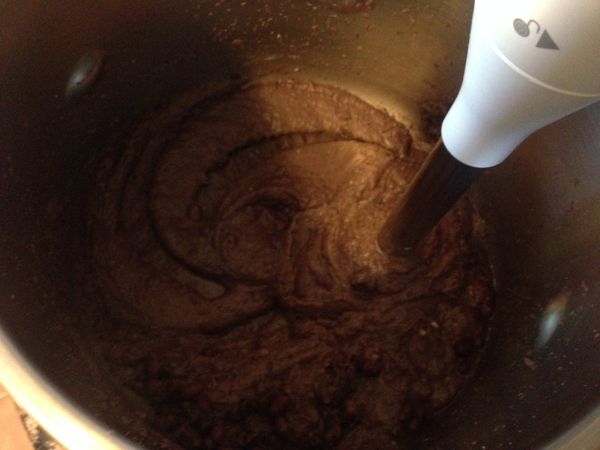 我是臨時想做，所以沒有泡豆子，直接將紅豆洗好瀝乾，倒入4杯多的水直接用壓力鍋來煮，按照各家壓力鍋的指示操作，因為豆子沒泡水，所以需要稍長的時間，不過大約40分鐘一定也就夠了。趁熱將直立式的攪拌機放進去高速攪拌打碎，我比較喜歡吃粗一點的食物，不喜歡太精緻的食材，所以不用濾網過篩洗砂。