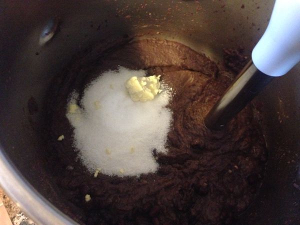 這樣是連紅豆皮也都打進去的做法，我是覺得這樣更營養，也更有食物原味的感覺。當然也更簡便。然後加入適量的糖，鹽和奶油再打一下，直到均勻。