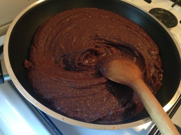 然後將紅豆泥倒入不沾鍋中，中火慢慢拌炒，至少15分鐘。