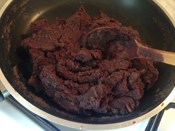 炒到適當的濃度，放涼就是奶油紅豆餡了。糖的多少，看自己喜歡的甜度而定，奶油大約1/10紅豆的量，一杯紅豆大約200克，1T奶油大約15-20克也就夠了。這個紅豆餡也可以用到紅豆麵包，紅豆湯圓，豆沙包子都可以，只是濃稠度和甜度要自行調整。