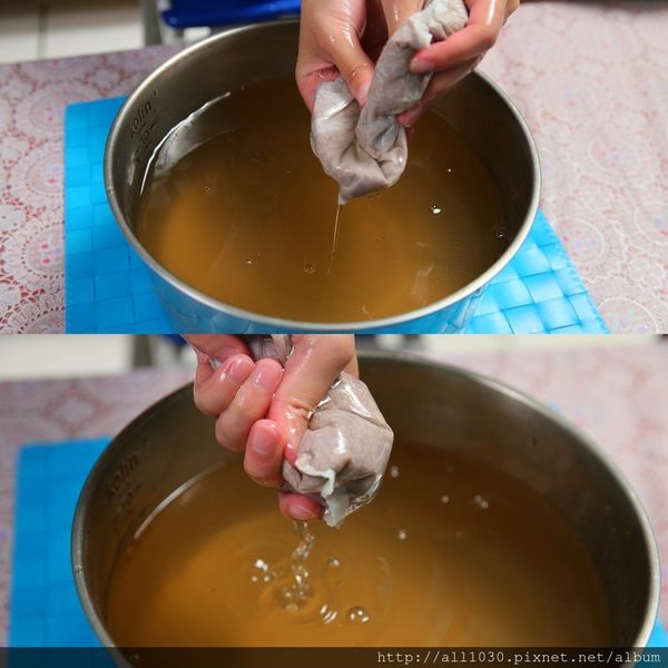 建議時間七分鐘，不要搓太久喔～
搓洗好之後已經是黃澄澄一片了，把最後的愛玉子包擰乾淨就交給時間啦！
靜置約三十分鐘~