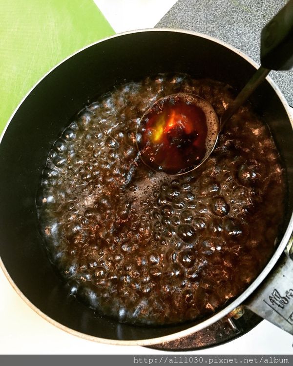 等候的時間也沒閒著，來煮糖水，因為怕砂糖會讓糖水太甜膩口乾，所以是使用比較清的冰糖＋對身體好又香的黑糖來製作。

水量大概是鍋子的四分之一，開大火煮滾，加三匙冰糖及兩匙黑糖，都溶解之後就可以關火放涼了。