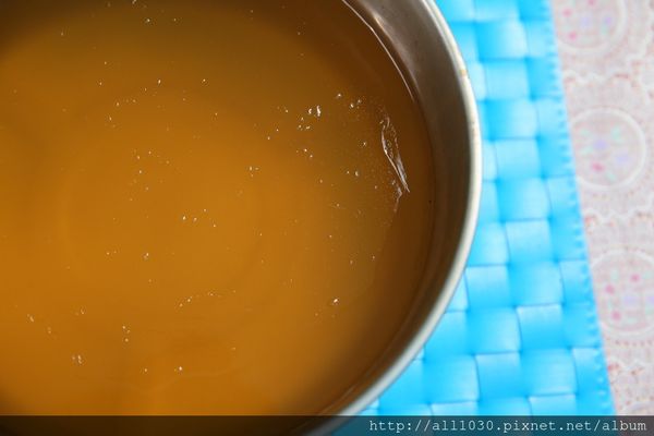 來看看過了二十分鐘後的愛玉，原本還在液體狀，真的開始在凝固了