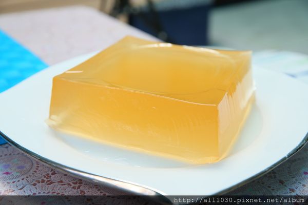 先切幾大塊下來吃～吃多少就切（挖）多少，天然的愛玉只要一切下來之後，就容易化成水，跟市面上90%都是用果凍粉+水的那種屹立不搖堅挺假愛玉是謀感款的喔！