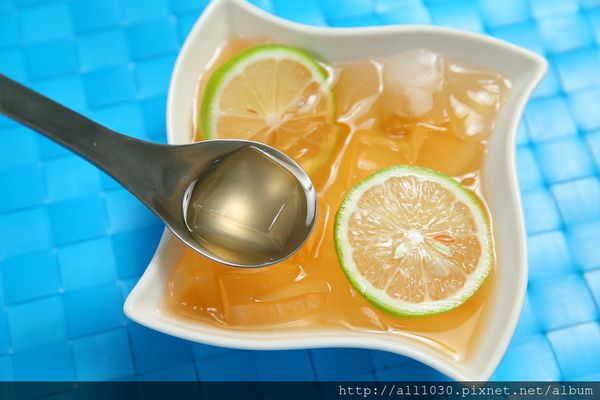 加上檸檬切片及冰塊，淋上兩三圈的糖水，自製檸檬愛玉糖水大成功！沒有市售Q彈宛如果凍的口感，取而代之的是碎潤水感，配上清甜糖水及檸檬清香，絕配呀！