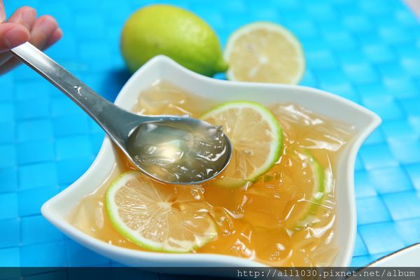 聽說用手洗的天然愛玉是可以加熱的，並不會像市面上的果膠一遇熱立刻化開，非常有實驗精神的我，也另切一碗來加熱。

加熱過後的確整個形體都還算完整，但比較細碎的部分有點不確定是我切太小塊還是遇熱多少有點變化～