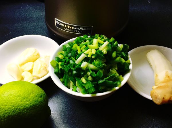 準備蔥花、蒜瓣、薑泥（薑先磨成泥狀，比較不會有纖維，吃起來口感較好）、檸檬汁
蔥花留下1/3做最後裝飾用