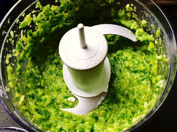 倒入食物料理機，加入初榨橄欖油、白麻油，打碎成泥狀，加鹽、黑胡椒調味