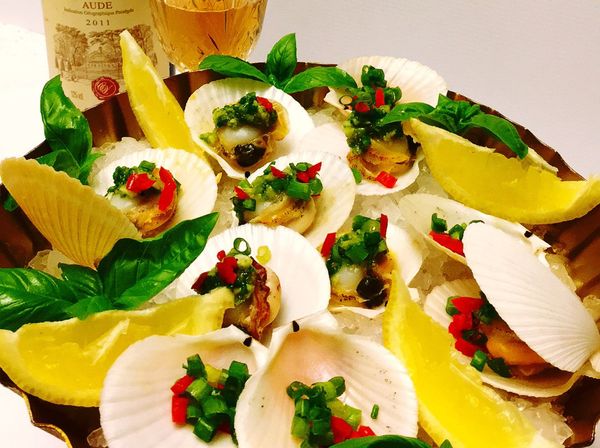 將蒸好的扇貝放在鋪満碎冰的容器上，淋上蔥油醬，加些蔥綠、辣椒末，四周以檸檬角、羅勒葉裝飾。
佐一杯白酒～chin chin!