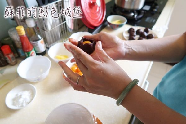 壓平豆沙餡,放入鹹蛋黃