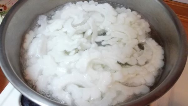 起一鍋熱水，放入一大匙鹽，將苦瓜切薄片放入，滾煮約2～3分鐘，去其苦味。