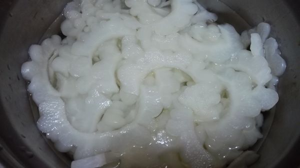 將苦瓜撈起，放入冰開水中冰鎮備用。