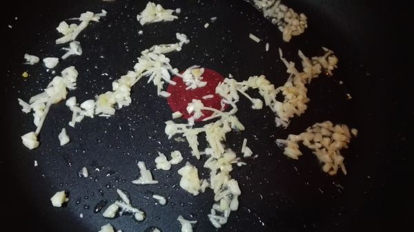 起油鍋，下蔥、薑末爆香。