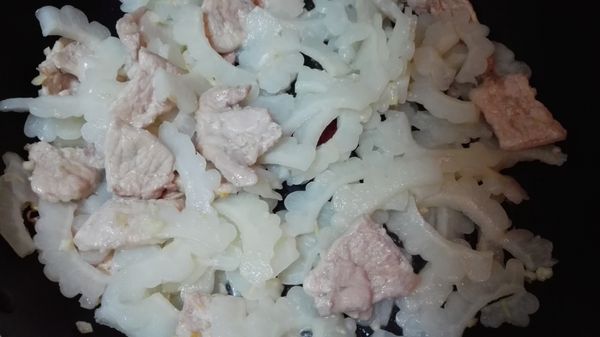 放入苦瓜，翻炒均勻。