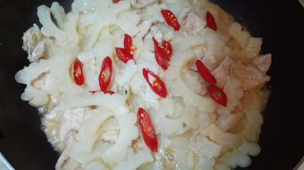 將味噌、素蠔油、味霖、砂糖放入小碗拌勻，倒入鍋中，放入辣椒，拌炒滾煮一分鐘，撒上白芝麻，即可盛盤完成。