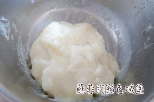 電鍋悶10分鐘後，加入水麥芽趁熱拌勻（不可省略，也不可用紅麥芽取代。水麥芽可讓麻薯烘烤過後不會變硬。）冷藏後（比較好捏），分成20份（每顆約8g)。