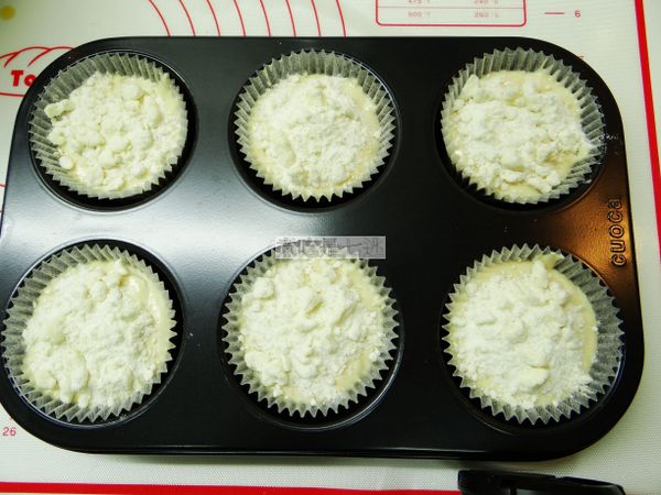 也可以在麵糊表面灑上「奶油砂糖碎粒」一起進烤箱烤，增加酥脆層次感
https://icook.tw/recipes/153222