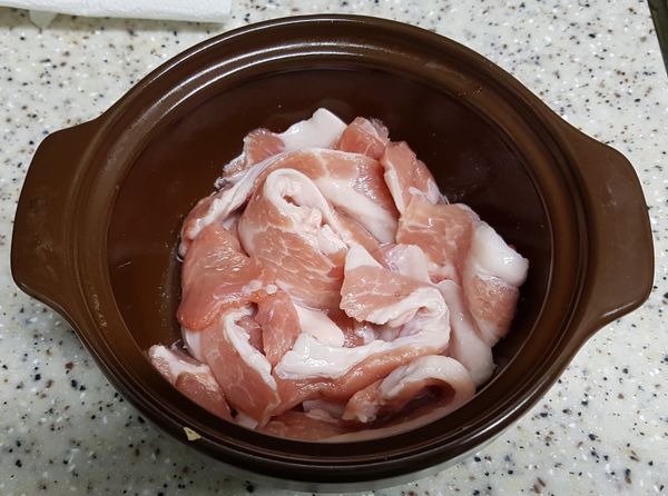 首先，先將豬肉片放置在鍋肉，再將米酒與塩巴放入，攪拌一下、讓肉稍微醒一下後，就先放置20分鐘左右。