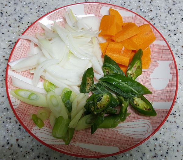 利用等待的時間，先把所有的調料料準備起來放在小碗內，再將洋蔥切絲、青辣椒、蔥、紅蘿蔔切片先備料起來，等肉好了就可以順序作業了。