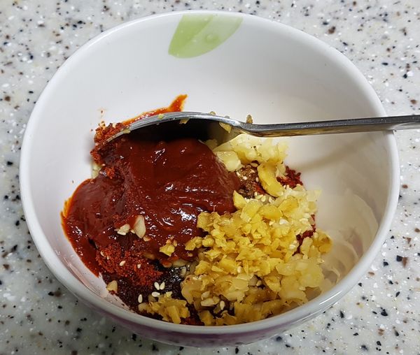 待20分鐘一到，再將小碗內的調味料們放入豬肉片裡再均勻攪拌一下，讓所有的肉片都有到調味料後，再讓它靜置20分鐘，醃一下肉片。