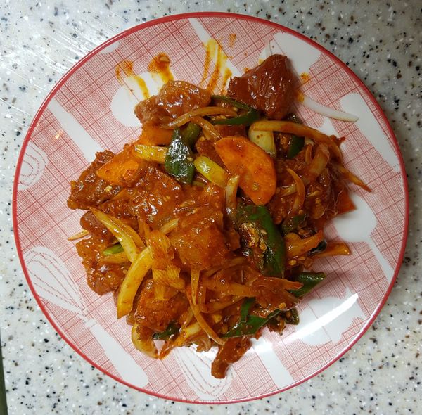 待時間差不多，就在平底鍋內倒入一點油，讓油鍋預熱後，再將肉片放下去拌炒一下，炒得差不多後，再將剛切好的洋蔥、青辣椒、蔥花、紅蘿蔔都加進去拌炒一下，待所有的菜都熟成差不多就可以起鍋了，這樣看起來是不是很色香味俱全呢？這時韓國人也不會直接拿它來配飯，還是習慣用生菜葉包著吃，我想這應該是文化差異。