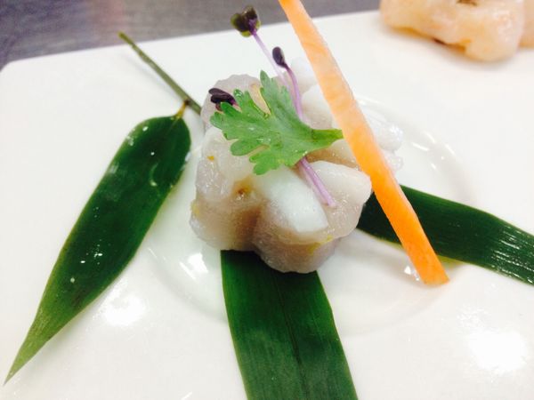 乾燥竹葉加水入鍋煮滾
上蒸籠、芋片放疏離蒸熟
海鮮炒香加酒、蒸發至無酒味
加水煮蓋過魚骨、
大火煮滾、撈油渣、
轉小火、至水少至1/3即可用布過濾
加入芋片、調味、入果汁機打碎
倒入模具、冷卻、壓膜、裝飾