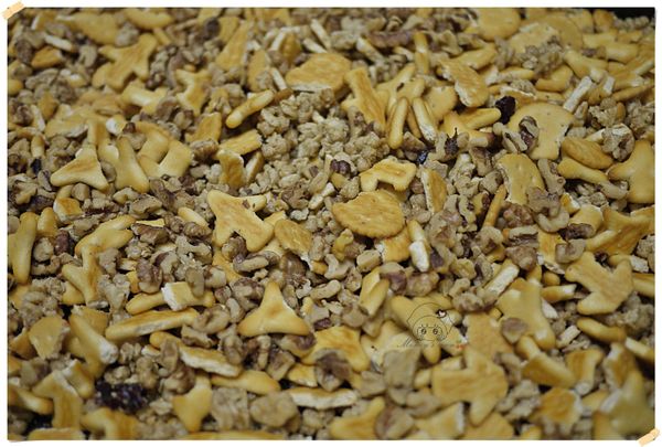 [分組A]的核桃用170度烘烤10分鐘,溫度降溫至100度,把[分組A]其他材料一同放入烤箱,開100度保溫備用