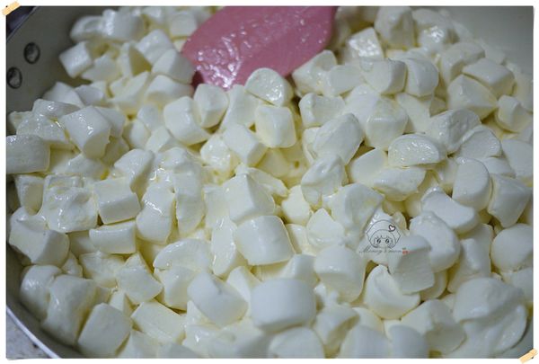 [分組B]先融化奶油,加入剪成小塊的棉花糖小火加熱融化(要攪拌)