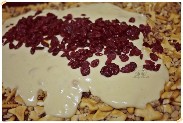 把1從烤箱取出,馬上將4倒在上面加入[分組C]