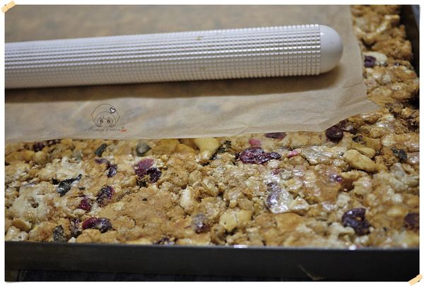 上面鋪一張烘焙紙,用擀麵睏擀平,不要太用力才會鬆軟好吃,只要平整有黏住就好