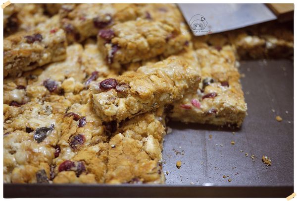 趁還有餘溫就要切片了,乾了之後切的過程掉下來的碎片會不好黏住