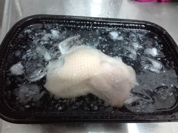 雞腿悶好後馬上取出放入準備好的冰塊水中冰鎮