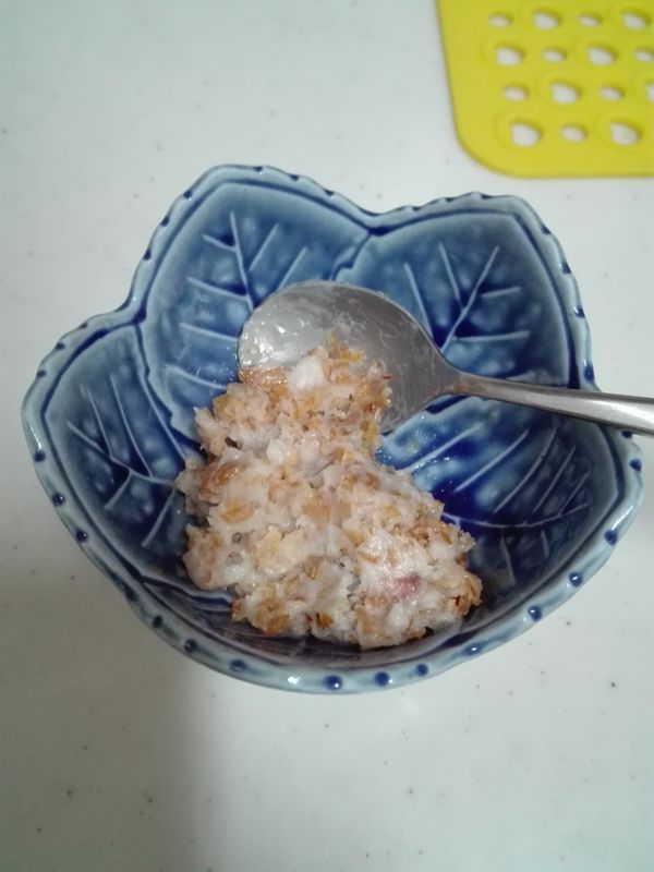 這是自製的油蔥酥，我是挖一點然後加入一點熱雞湯。