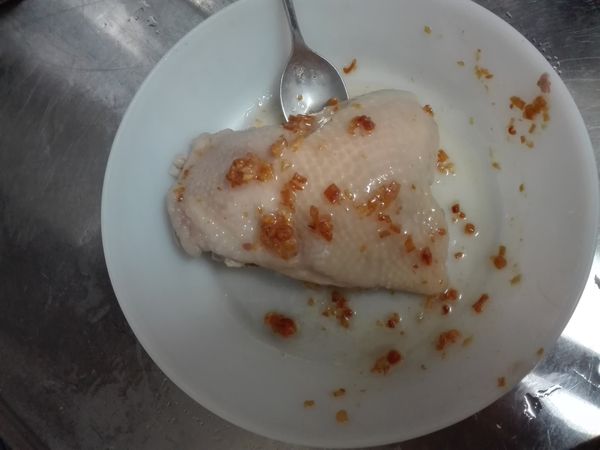 然後把油蔥酥均勻抹在雞腿上