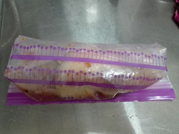 拿一個夾鏈袋把雞腿裝入，倒入一點放涼的雞湯，加入2t 鹽(可以自己調整)，加入1/2t的冰糖(可自己調)，然後把袋子捲起來讓雞腿可以泡著，放入冷凍。我是冰了1天半才拿出來吃啦