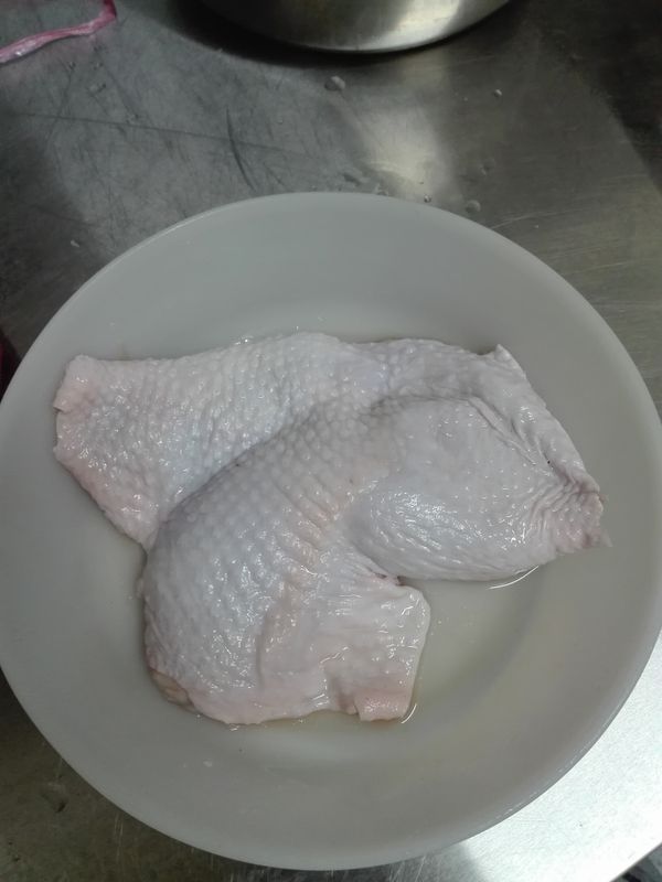 備料:準備一支去好骨的雞腿，用鹽巴兩面抹一點放入冰箱放置半小時。P.S.我買的是土雞腿!!!