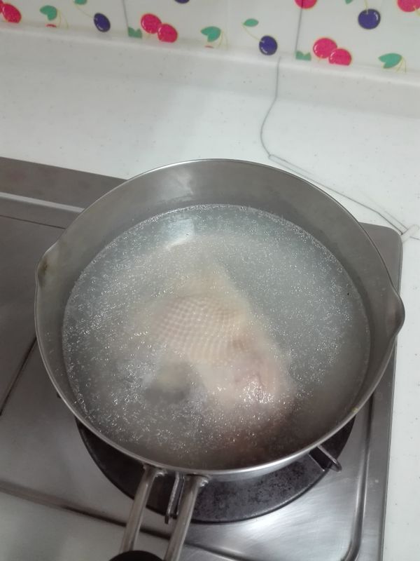準備一鍋水加入1t酒，放入雞腿，煮至水滾約30秒關火，蓋蓋子悶25分(因為趕時間我只悶了15分所以有點粉紅，建議還是悶個25分吧)