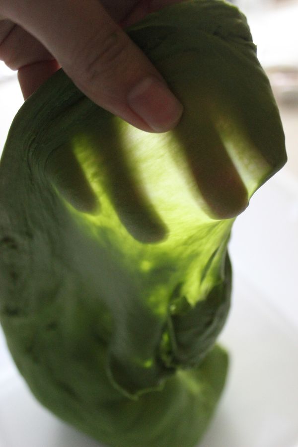 事先製作卡士達餡~雞蛋加糖拌勻~加入鮮奶與過篩的低筋麵粉拌勻~開火煮至濃稠~狀態是湯匙劃到底有一條線~合攏的非常緩慢~加入無鹽奶油與自製香草精~放量用~煮稠包入麵包才不易爆餡
*******麵團攪打至光滑完全階段~溫度約25度