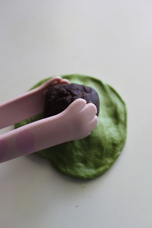 開始包餡~我分兩種包餡~一種是圖中的單純紅豆餡~將麵團壓平~放入紅豆餡約50克~手別沾到餡~麵團周圍也保持乾淨~將餡包入收口手緊收實